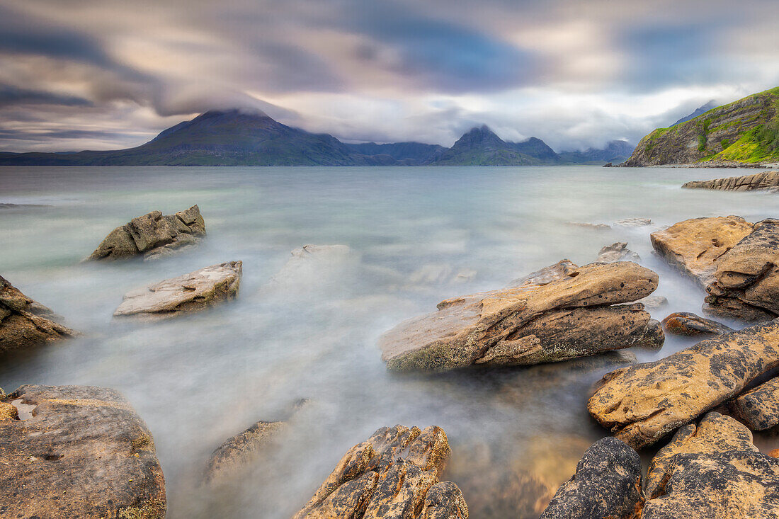 Isle of Skye, Schottland, Europa. Die letzten Farben des Sonnenuntergangs spiegeln sich im Wasser. isle of Skye, Inner hebrides, Schottland, Europa