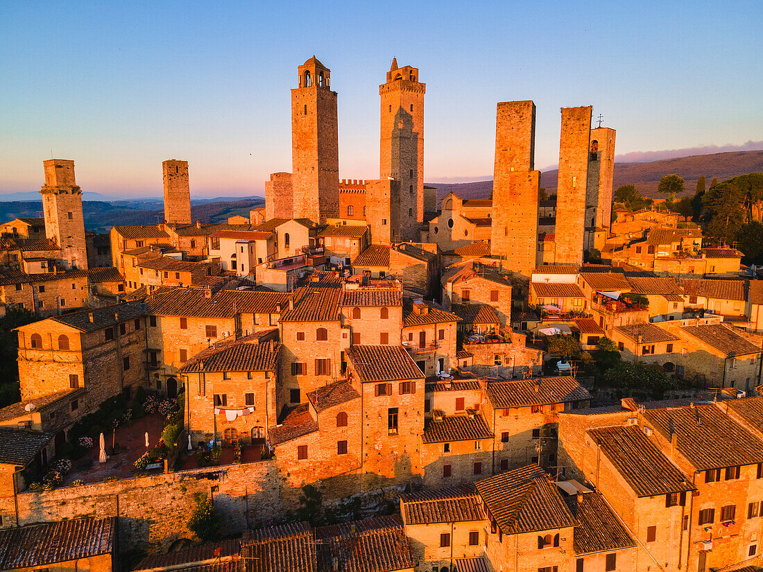 Luftaufnahme von San Gimignano in der Morgendämmerung, Provinz Siena, Toskana, Italien, Europa