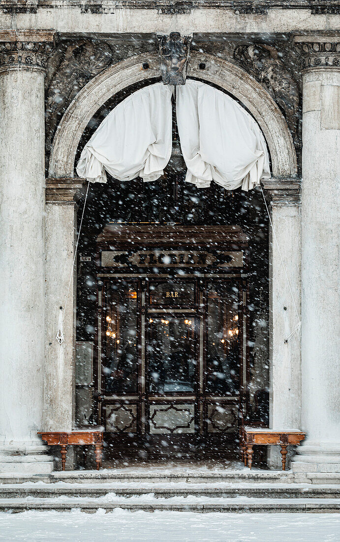 Florian Cafe, Schneefall auf dem Markusplatz. Venedig, Venetien, Italien, Europa.