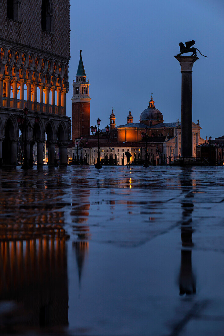 Regentag auf dem Markusplatz während der Sperrung. Venedig, Venetien, Italien, Europa.