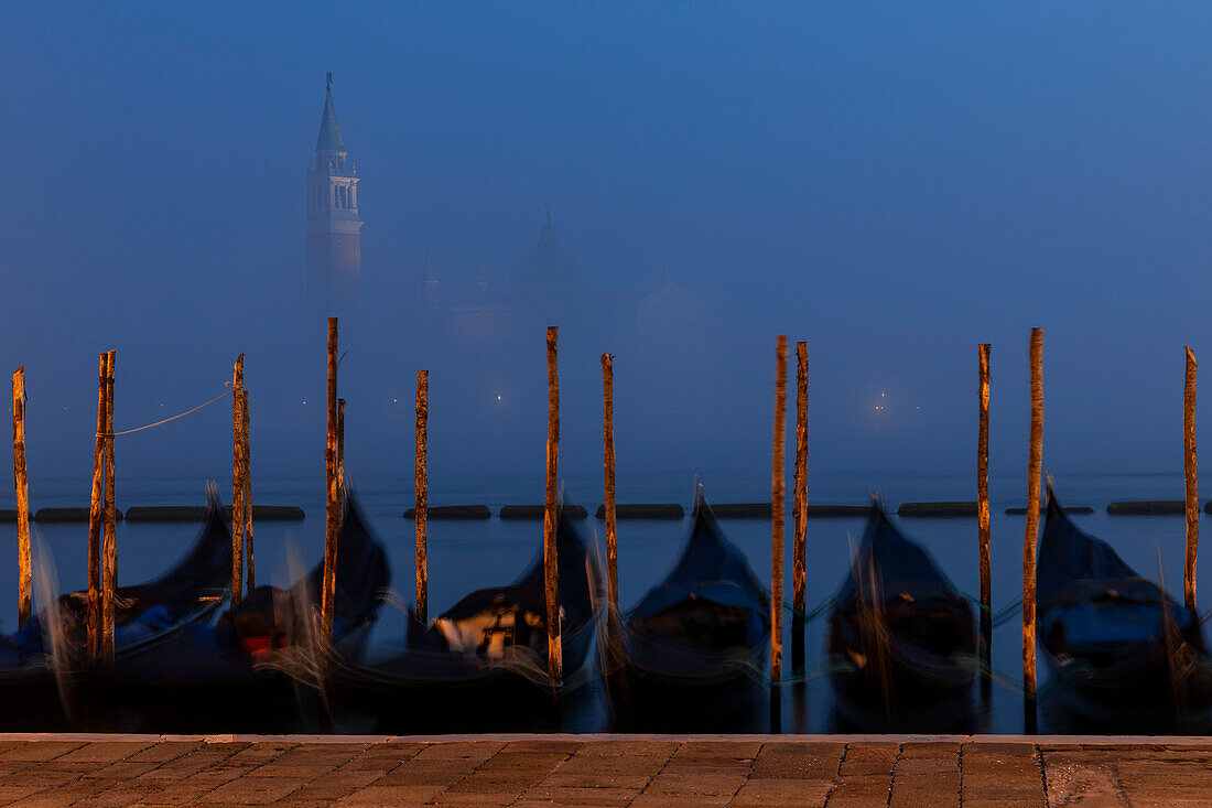 San Giorgio Maggiore im Nebel. Venedig, Venetien, Italien, Europa.