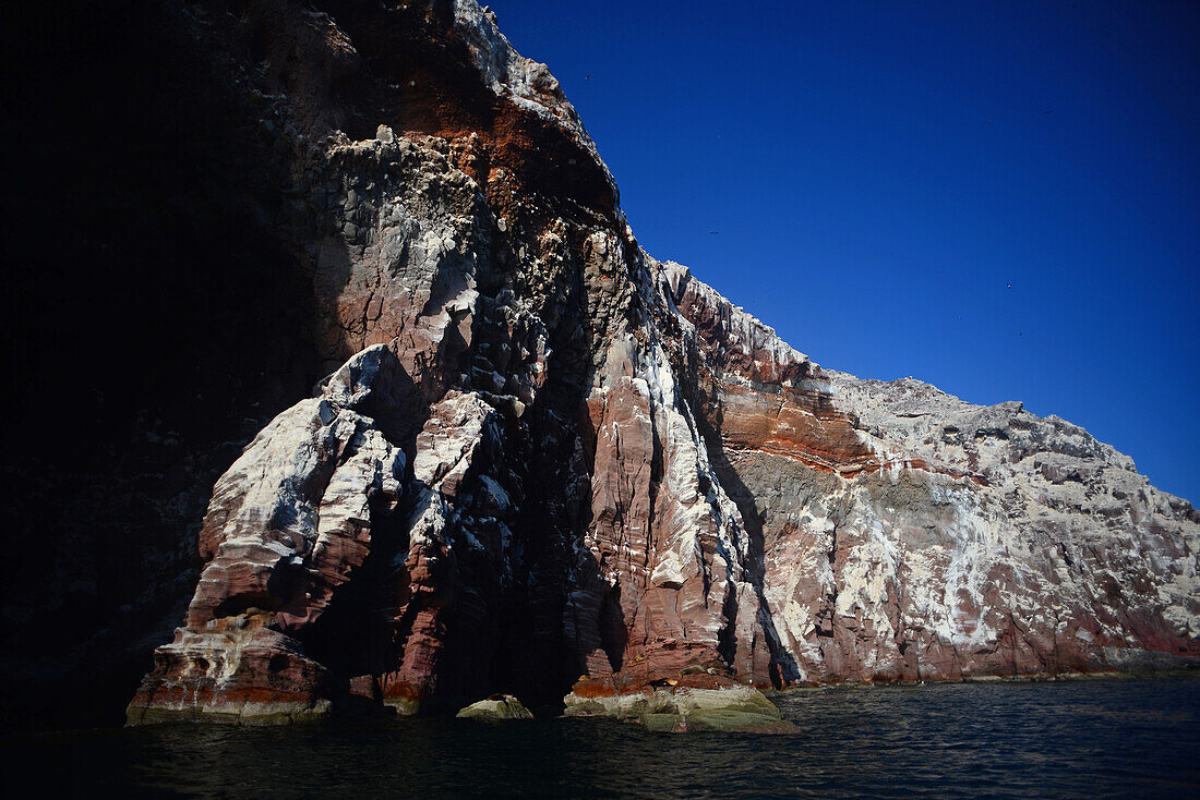 Mit Guano bedeckte Felseninsel, Sea of Cortez, Baja California, Mexiko
