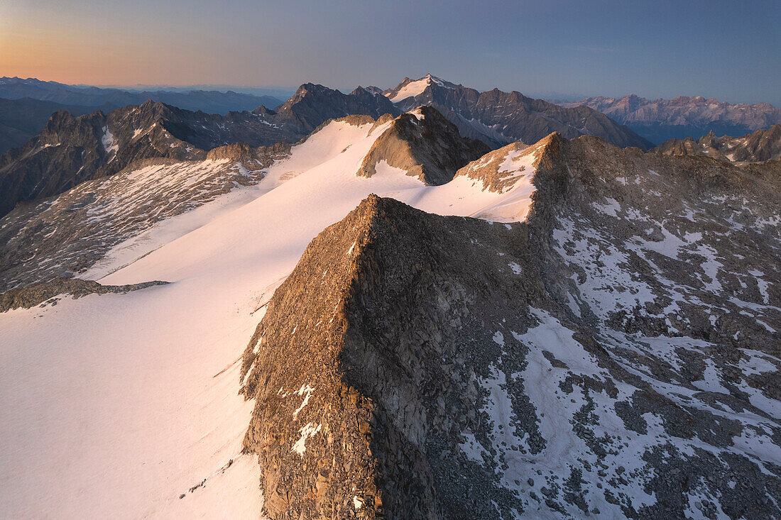 Landschaft des Adamello-Parks von der Venerocolo-Spitze in Vallecamonica, Provinz Brescia in der Lombardei, Italien.