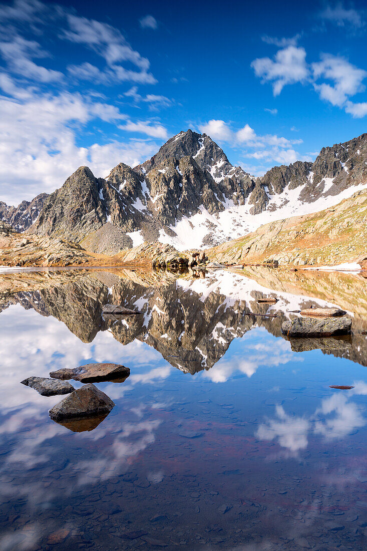 Pietrarossa-See im Canè-Tal, Provinz Brescia im Stilfserjoch-Nationalpark, Lombardei, Italien.