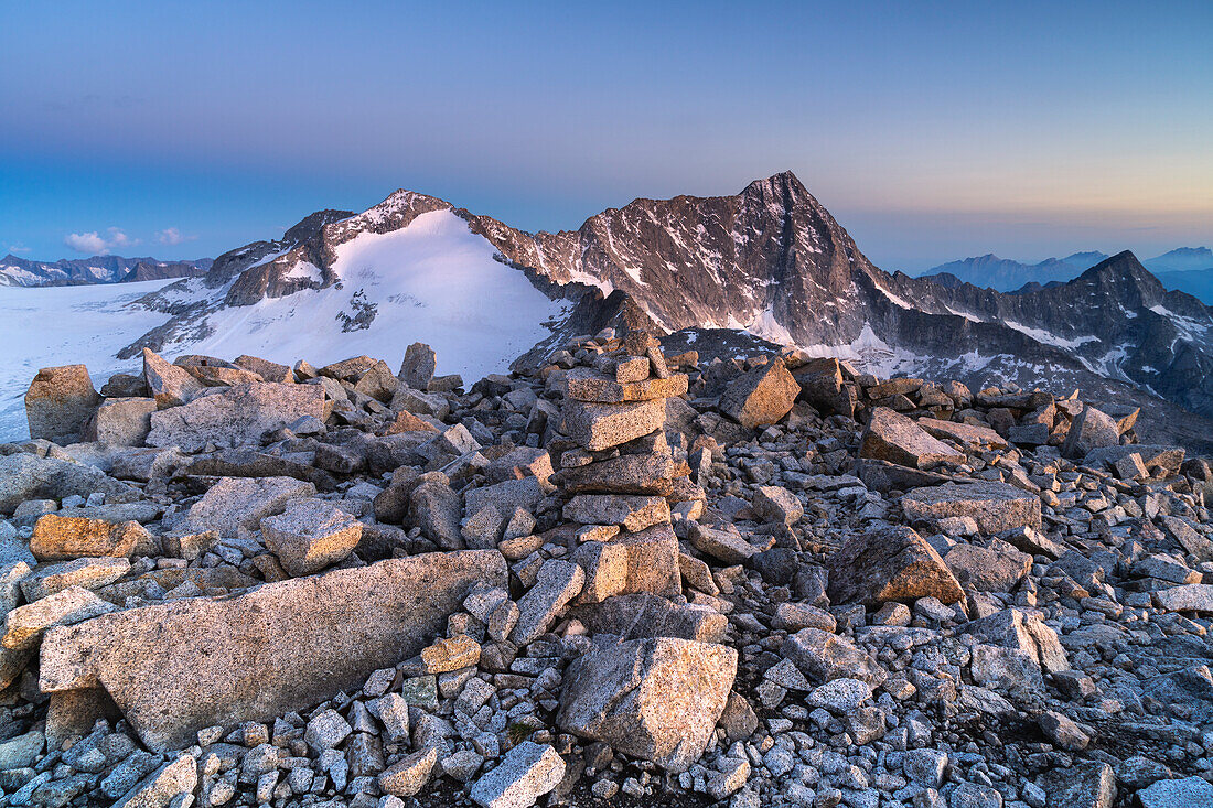 Sonnenaufgang vom Berg Veneroccolo im Adamello Naturpark, Provinz Brescia in der Lombardei, Italien, Europa.