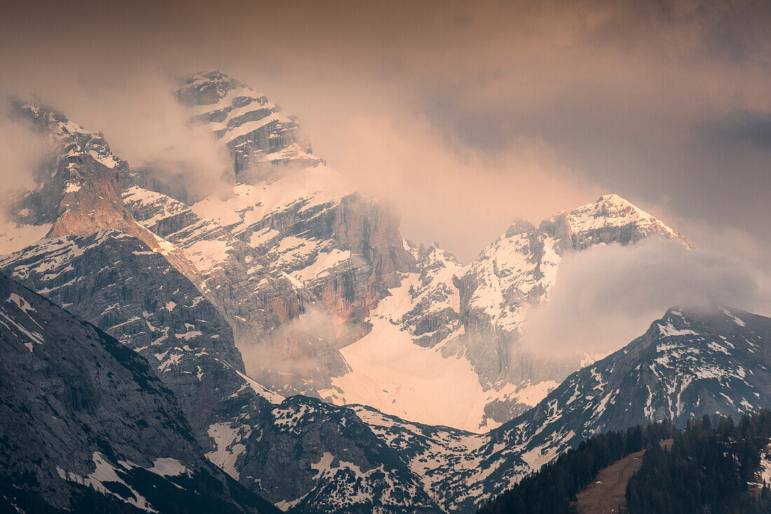 Bewölkter Sonnenuntergang in den Brenta-Dolomiten, Adamello-Brenta-Naturpark, Trentino-Südtirol, Italien