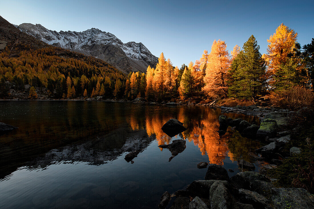 Das erste Licht am Saoseo See, Poschiavo, Val di Campo, Kanton Graubünden, Schweiz, Europa