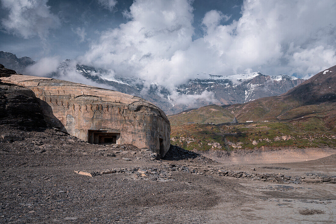 Ein alter Bunker taucht vom Grund des Moncenisio-Sees auf, Auvergne-Rhône-Alpes, Frankreich, Europa