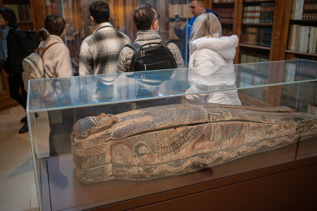 Ägyptischer Sarg im Archäologischen Museum Carmo (MAC), das sich im Kloster Carmo befindet, Lissabon, Portugal
