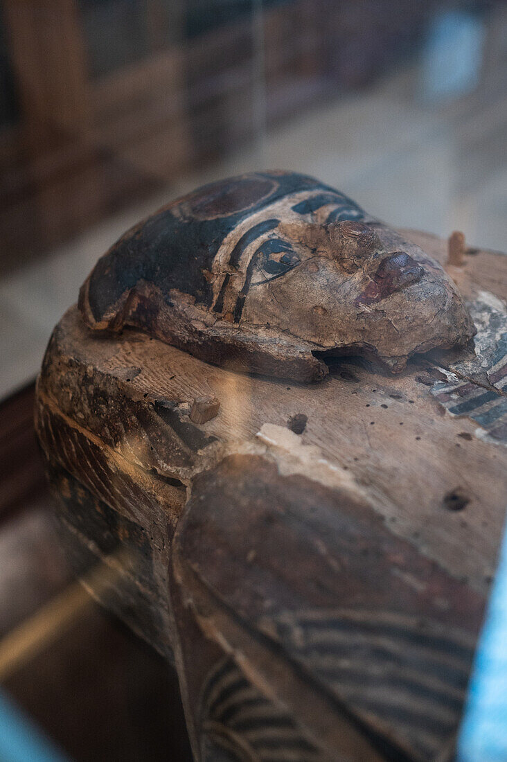 Ägyptischer Sarg im Archäologischen Museum Carmo (MAC), das sich im Kloster Carmo befindet, Lissabon, Portugal