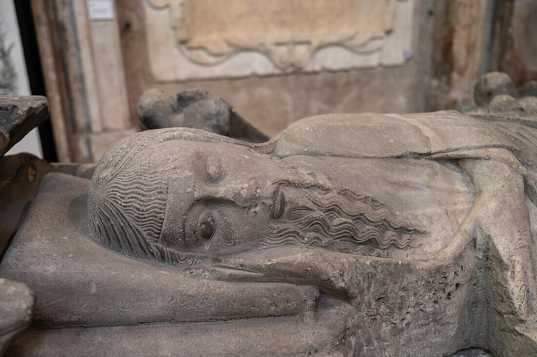 Grabmal von Fernao Sanches im Archäologischen Museum von Carmo (MAC), im Kloster Carmo, Lissabon, Portugal