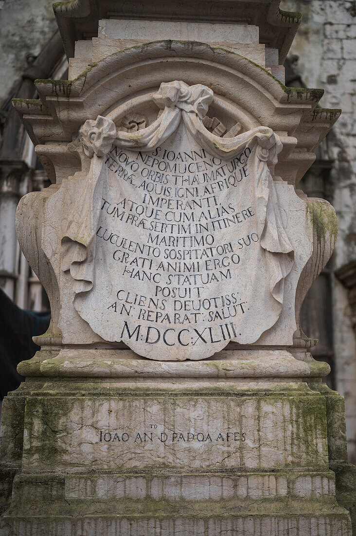 Sao Joao Nepomuceno-Skulptur von Bellini im Carmo Convento (Convento da Ordem do Carmo), einem ehemaligen katholischen Kloster, das 1755 zerstört wurde und heute das Archäologische Museum Carmo (MAC) beherbergt, Lissabon, Portugal