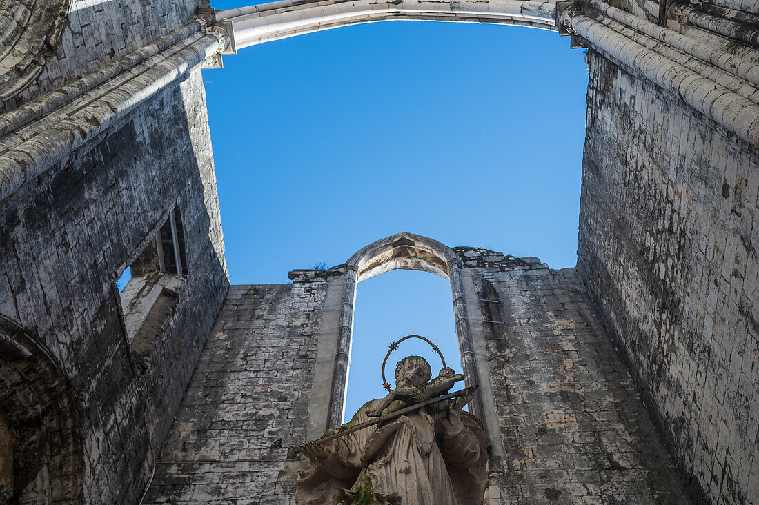 Skulptur Sao Joao Nepomuceno von Bellini im Carmo Convento (Convento da Ordem do Carmo), einem ehemaligen katholischen Kloster, das 1755 zerstört wurde und das Archäologische Museum Carmo (MAC) beherbergt, Lissabon, Portugal