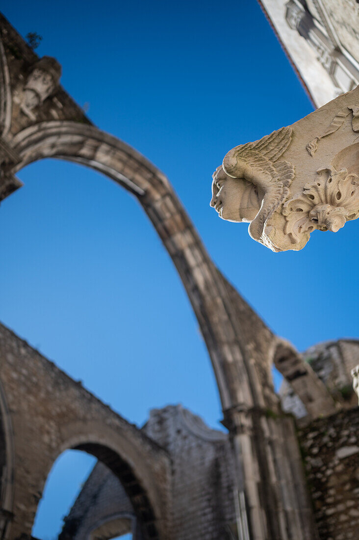 Carmo Convento (Convento da Ordem do Carmo), ein ehemaliges katholisches Kloster, das 1755 zerstört wurde und das Archäologische Museum Carmo (MAC) beherbergt, Lissabon, Portugal