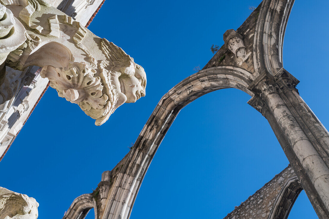 Carmo Convento (Convento da Ordem do Carmo), ein ehemaliges katholisches Kloster, das 1755 zerstört wurde und das Archäologische Museum Carmo (MAC) beherbergt, Lissabon, Portugal