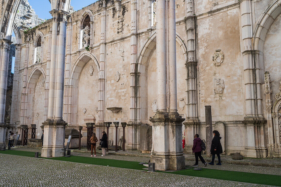 Carmo Convento (Convento da Ordem do Carmo), ein ehemaliges katholisches Kloster, das 1755 zerstört wurde und das Archäologische Museum Carmo (MAC) beherbergt, Lissabon, Portugal