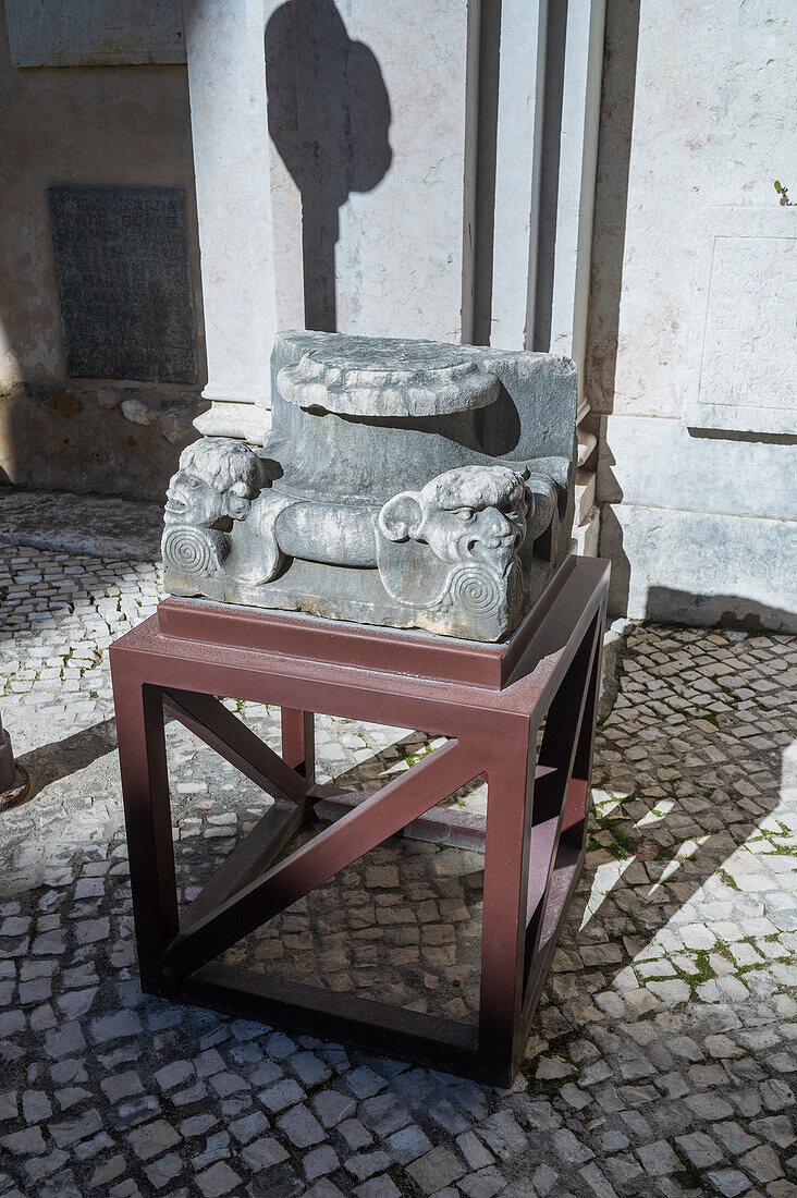 Carmo Convento (Convento da Ordem do Carmo), ein ehemaliges katholisches Kloster, das 1755 zerstört wurde und das Archäologische Museum Carmo (MAC) beherbergt, Lissabon, Portugal