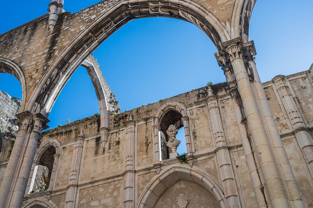 Carmo Convento (Convento da Ordem do Carmo), ein ehemaliges katholisches Kloster, das 1755 zerstört wurde und das Archäologische Museum Carmo (MAC) beherbergt, Lissabon, Portugal