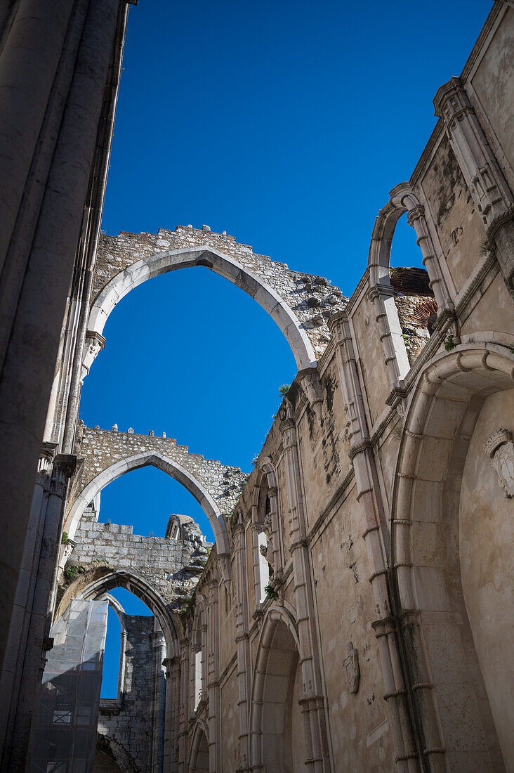 Carmo Convento (Convento da Ordem do Carmo), ein ehemaliges katholisches Kloster, das 1755 zerstört wurde und das Archäologische Museum Carmo (MAC) beherbergt, Lissabon, Portugal