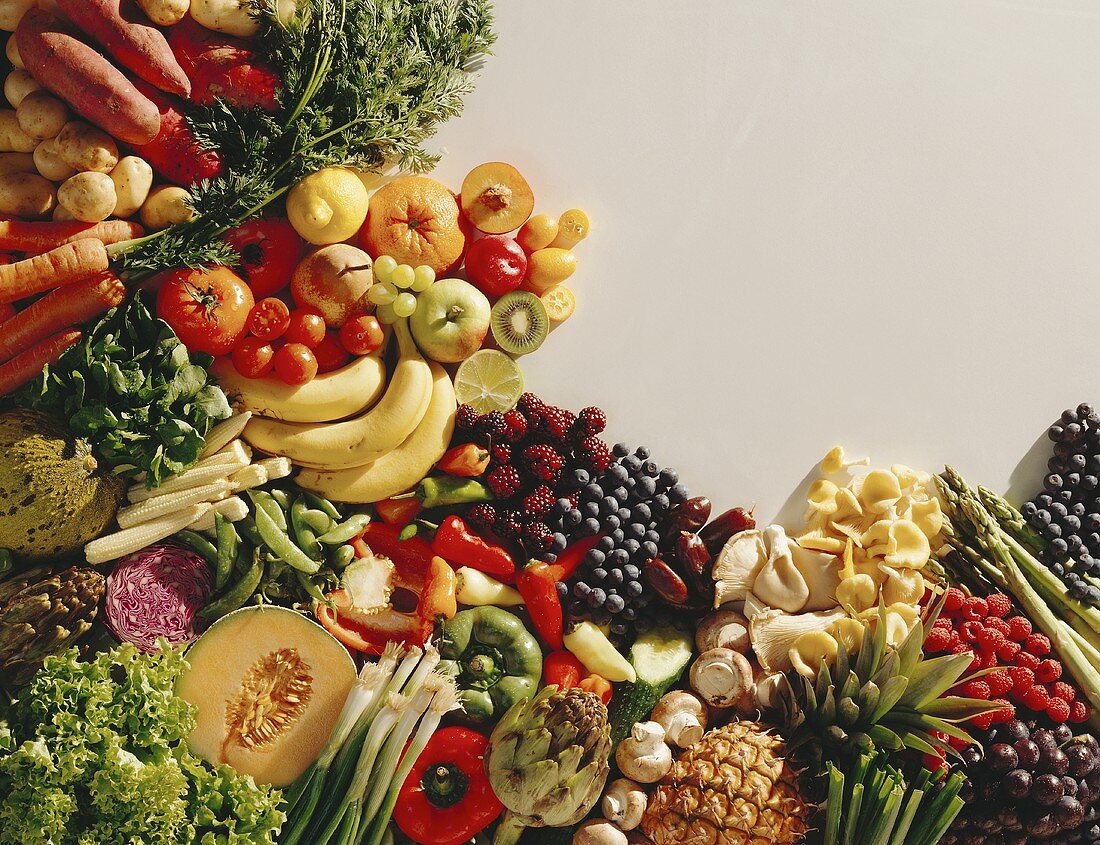 Stillleben mit verschiedenem Obst, Gemüse & Pilzen