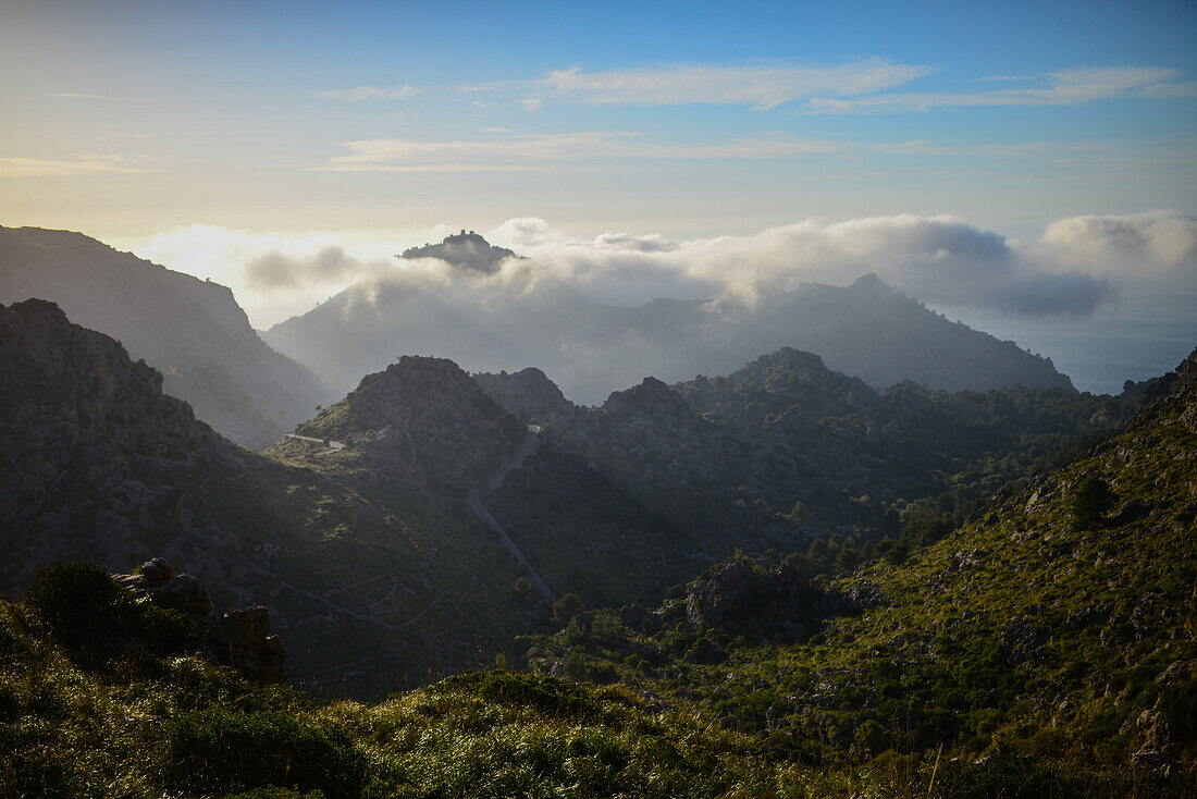 Wolken auf dem Gipfel der Berge auf Mallorca, Spanien