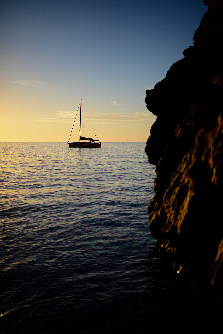 Segelboot bei Sonnenuntergang in Torrent de Pareis, Mallorca, Spanien