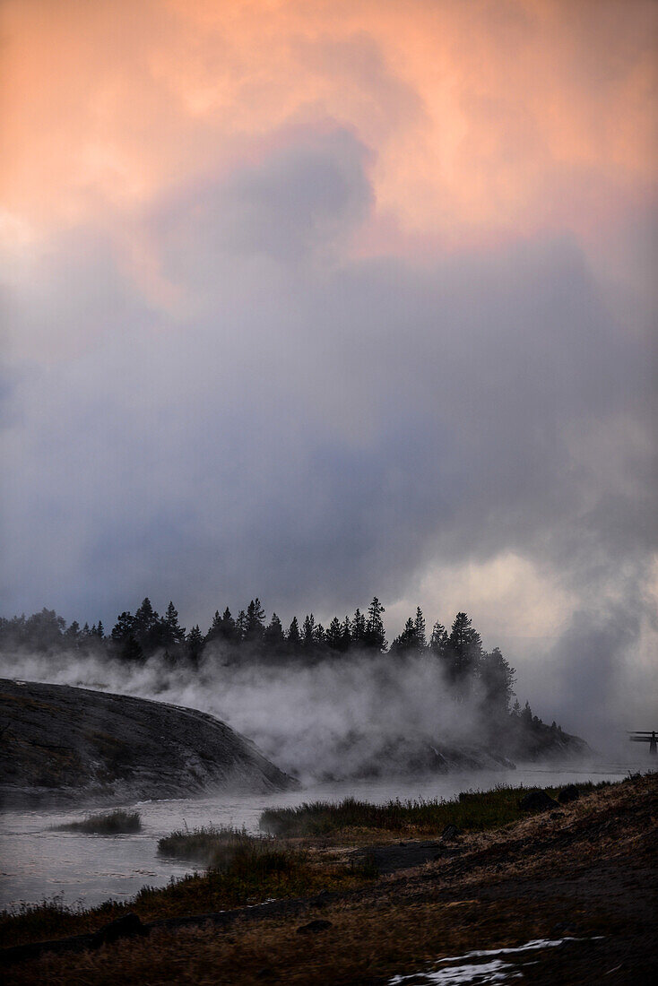 Aus dem Fluss aufsteigende Fumarolen im Yellowstone-Nationalpark, USA