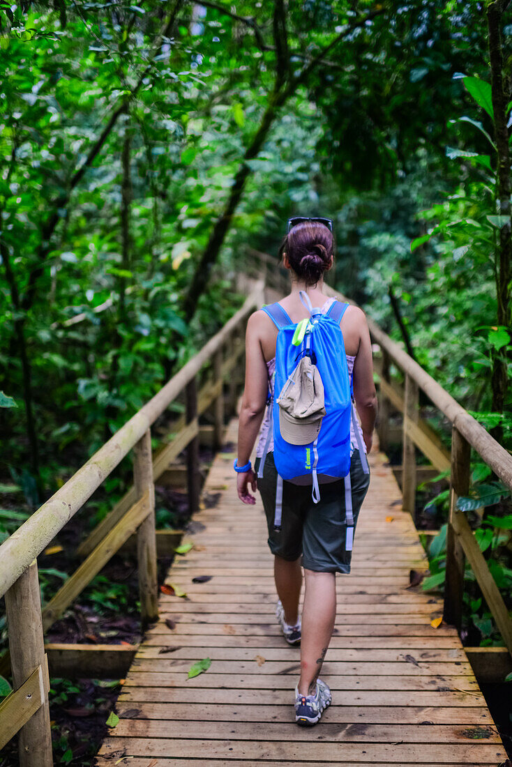 Junge weiße abenteuerlustige Frau erkundet den Manuel-Antonio-Nationalpark in Costa Rica