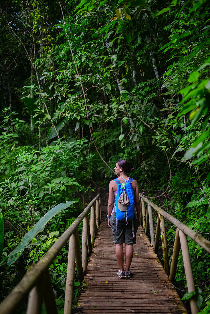 Junge weiße abenteuerlustige Frau erkundet den Manuel-Antonio-Nationalpark in Costa Rica