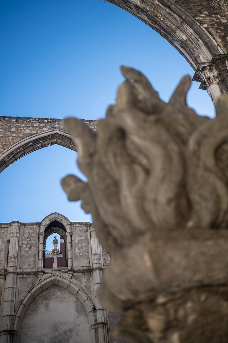 Carmo Convento (Convento da Ordem do Carmo), ein ehemaliges katholisches Kloster, das 1755 zerstört wurde und das Archäologische Museum Carmo (MAC) beherbergt, Lissabon, Portugal