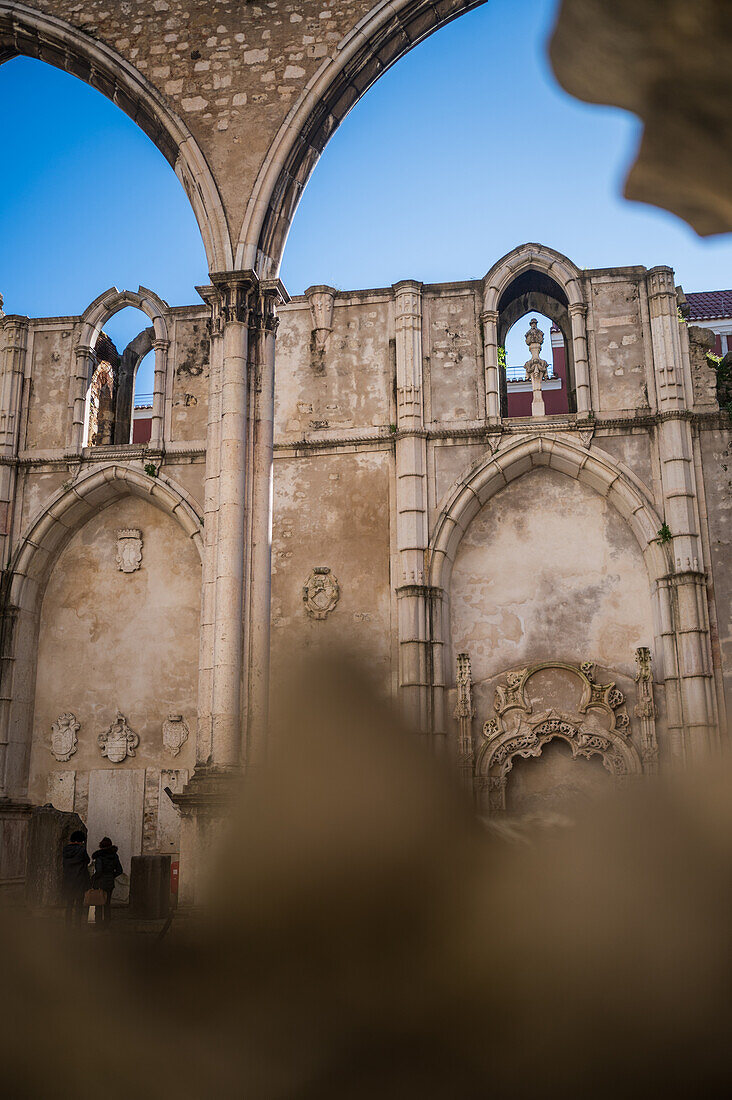 Carmo Convento (Convento da Ordem do Carmo), ein ehemaliges katholisches Kloster, das 1755 zerstört wurde und das Archäologische Museum Carmo (MAC) beherbergt, Lissabon, Portugal