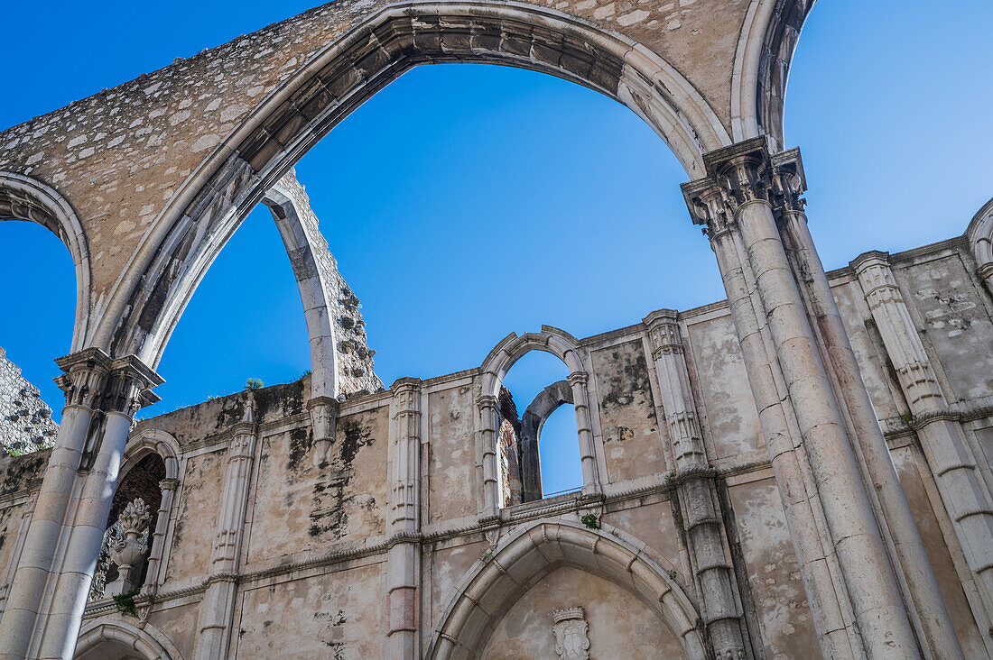 Carmo Convento (Convento da Ordem do Carmo), ein ehemaliges katholisches Kloster, das 1755 zerstört wurde und das Archäologische Museum Carmo (MAC) beherbergt, Lissabon, Portugal