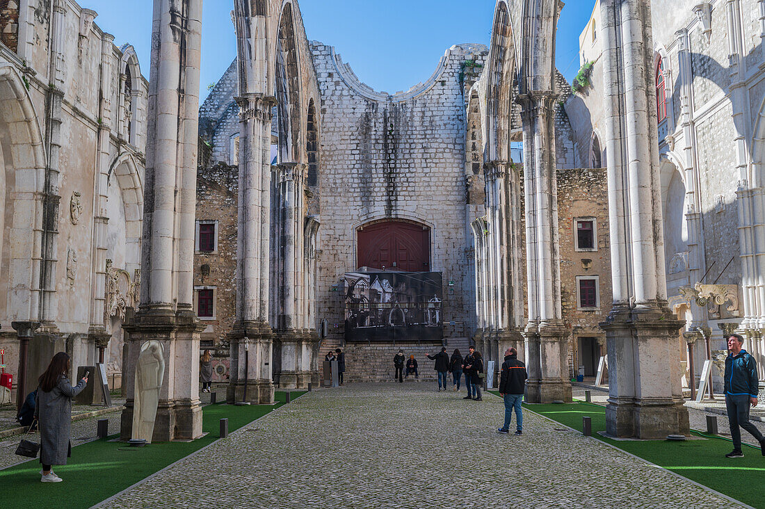 Carmo Convento (Convento da Ordem do Carmo), ein ehemaliges katholisches Kloster, das 1755 zerstört wurde und das Archäologische Museum Carmo (MAC) beherbergt, Lissabon, Portugal