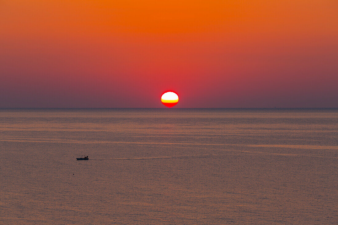 Sonnenuntergang in Vieste, Gargano, Bezirk Foggia, Apulien, Italien