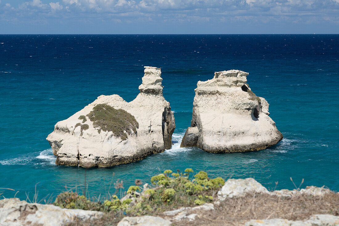 Felsformationen der zwei Schwestern in Torre dell Orso, Melendugno, Bezirk Lecce, Apulien, Italien