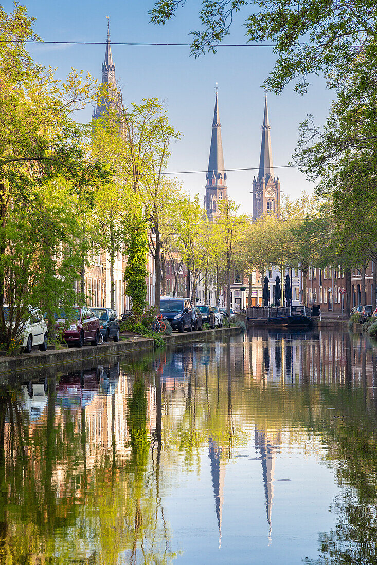 Kanal und Maria Van Jesse Kerk (Kirche) in Delft, Südholland (Zuid-Holland), Niederlande