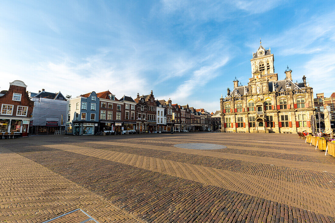 Rathausgebäude auf dem zentralen Markt von Delft, Südholland, Niederlande