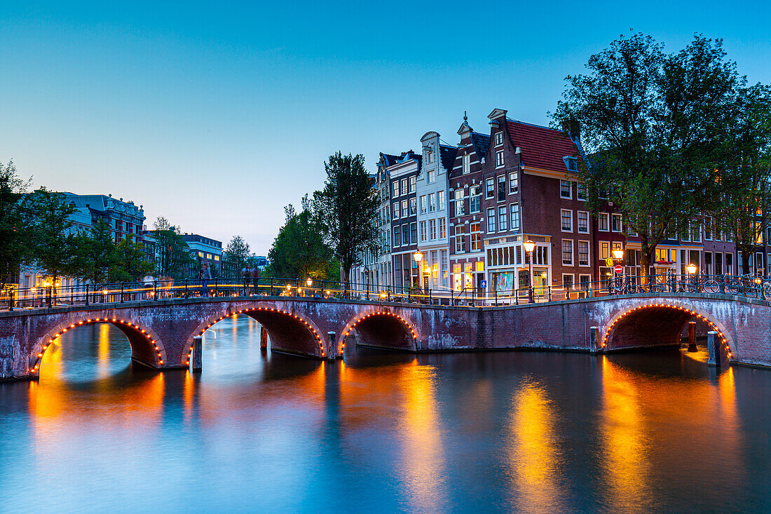 Keizersgracht-Kanal in der Abenddämmerung, Amsterdam, Nord-Holland, Niederlande