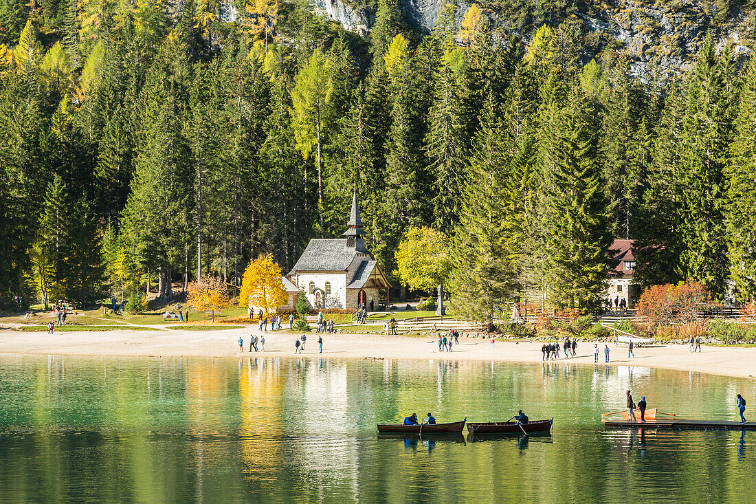 Pragser Wildsee im Pragser Tal, Provinz Bozen, Region Trentino-Südtirol, Italien