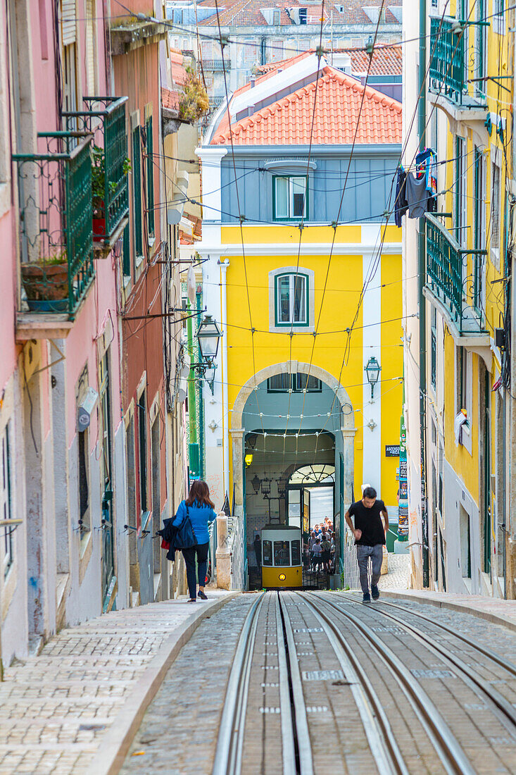 Die Standseilbahn Ascensor da Bica im Stadtteil Bairro Alto in Lissabon, Portugal
