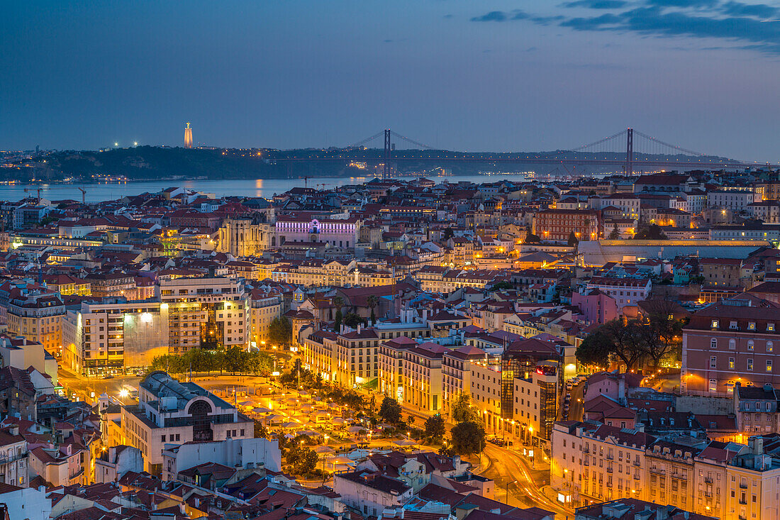 Lissabon, Portugal. Blick auf die Brücke Ponte do 25 Abril, Rossio-Platz