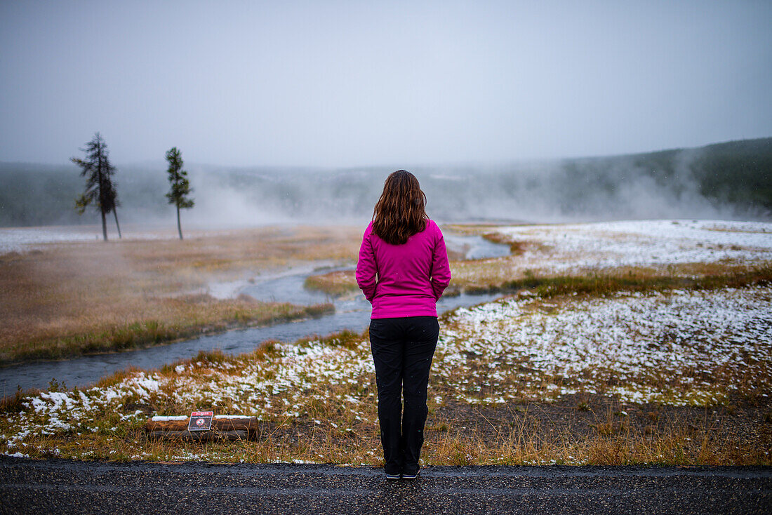 Junge Frau im Yellowstone-Nationalpark, USA