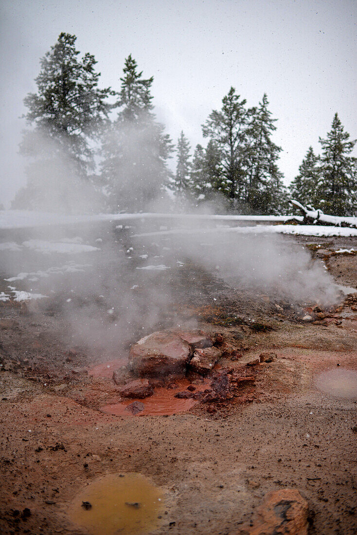 Roter Spouter-Thermalschlot im Yellowstone-Nationalpark, USA