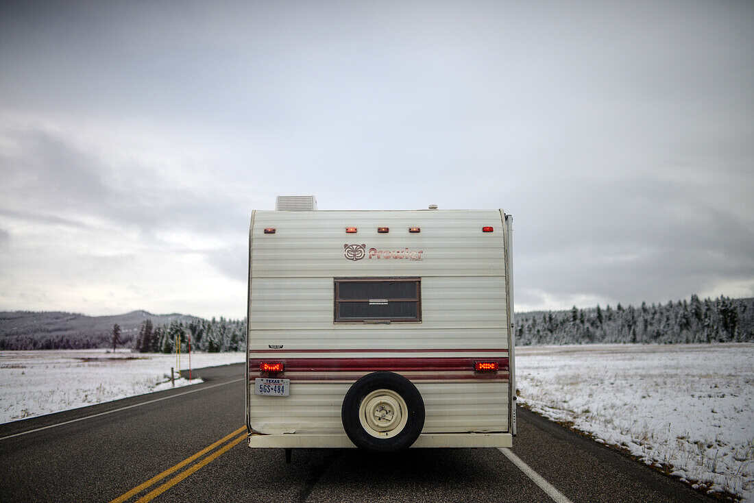 Blick auf einen Wohnwagen von hinten auf der Winterstraße, Yellowstone National Park, USA