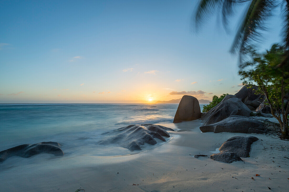 Strand bei Sonnenaufgang, Insel La Digue, Seychellen