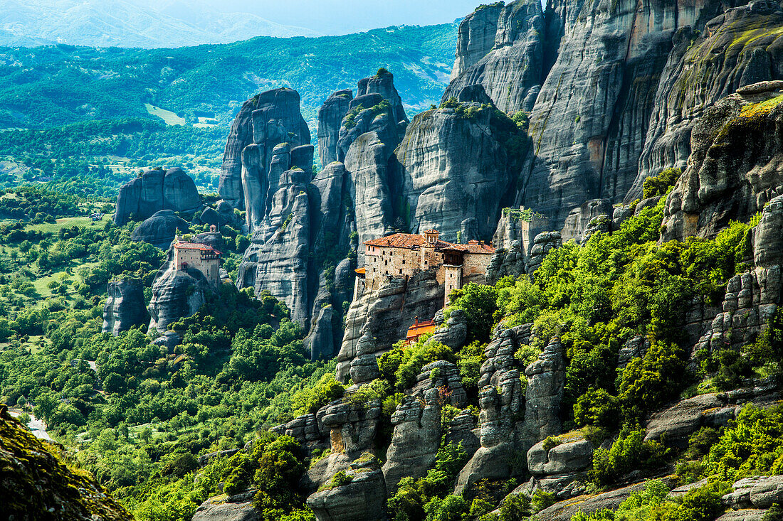 Kloster Moni Agias Varvaras Roussanou und felsige Spitzen von Meteora, Thessalien, Griechenland