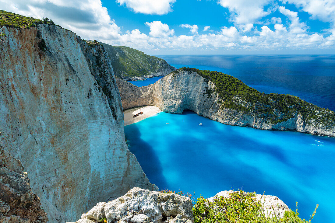 Schiffswrack in der Navagio-Bucht, Nord-Zakynthos, Ionische Inseln, Griechenland