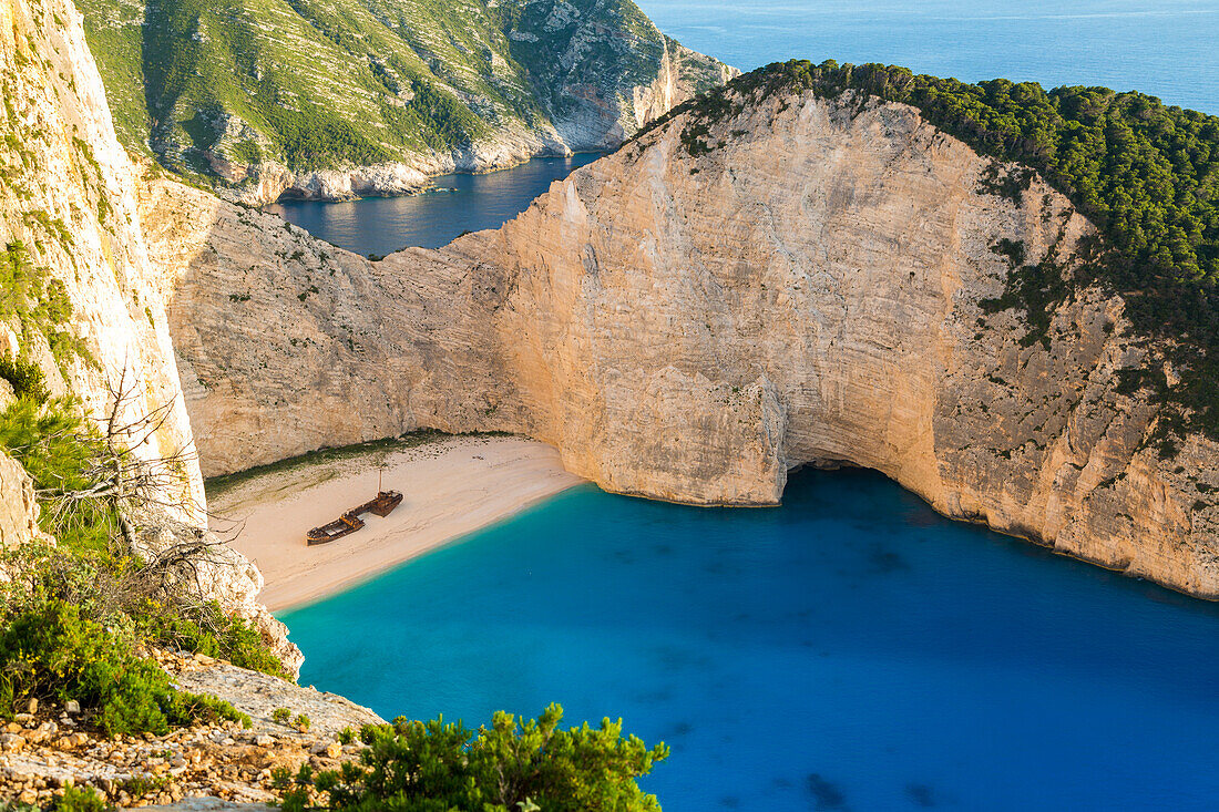 Schiffswrack in der Navagio-Bucht, Nord-Zakynthos, Ionische Inseln, Griechenland