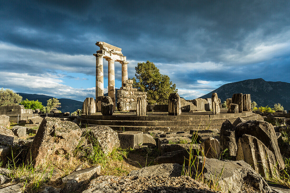 Der Delphische Tholos in der archäologischen Stätte von Delphi, Phokis, Griechenland