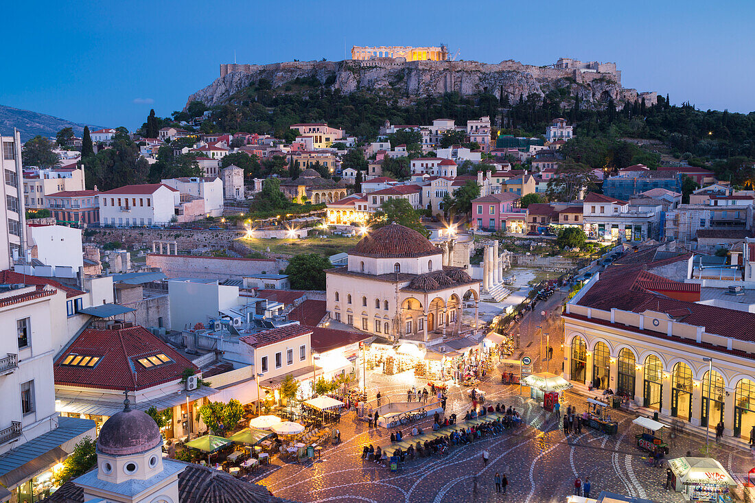 Blick von oben auf den Parthenon und den Monastiraki-Platz in Athen, Griechenland